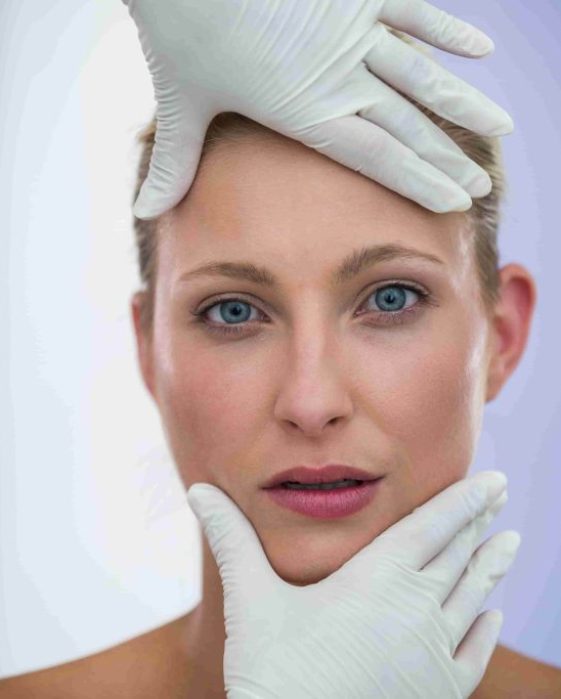 doctor-examinando-pacientes-femeninos-cara-de-tratamiento-cosmetico (1)