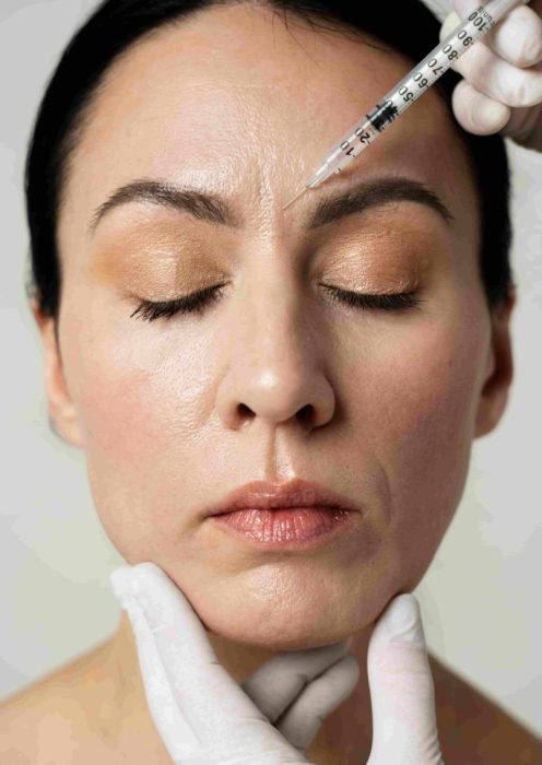 vista-frontal-mano-inyectando-cara-de-mujer (1)