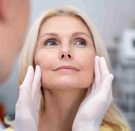 doctor-revisando-mujer-sonriente-de-cerca (1)